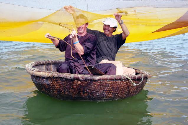 Niềm vui của đoàn khách nước ngoài sau hơn 2 giờ học nghề chèo ghe thúng thả lưới đánh bắt trên sông