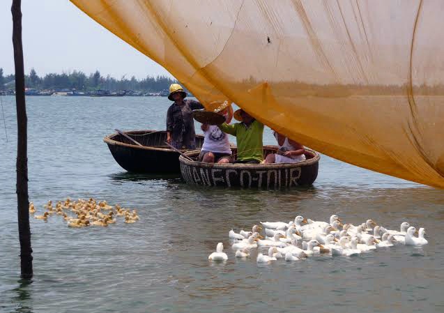 Bà con dạy cho khách cách gỡ cá trong lưới