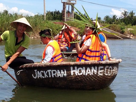 Đưa đoàn khách Tây thăm rừng dừa 7 mẫu