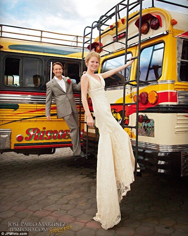 Alex Pelling và Lisa Gant tới từ Manchester, Anh, đã dành 3 năm qua đi du lịch vòng quanh thế giới và kết hôn 66 lần. Họ tổ chức đám cưới theo kiểu truyền thống của mỗi nơi họ tới, nhưng vẫn chưa chính thức đăng ký kết hôn.