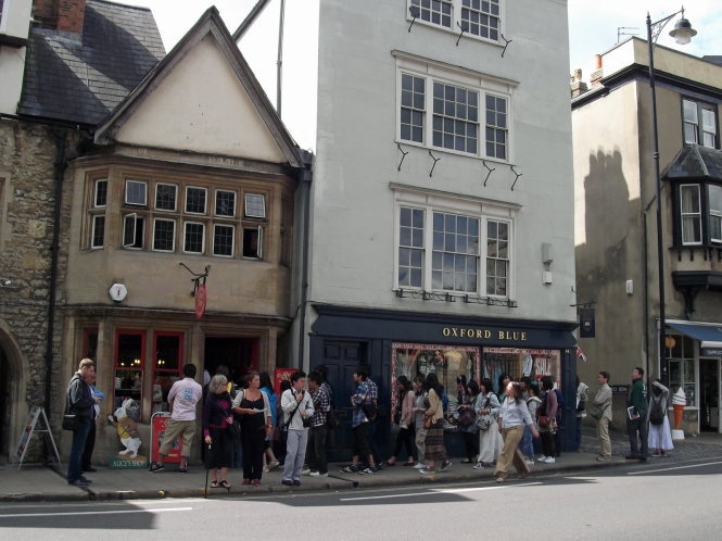 Cửa hàng bán vật phẩm lưu niệm nhân vật Alice ở Oxford luôn tấp nập du khách - Ảnh: wordpress