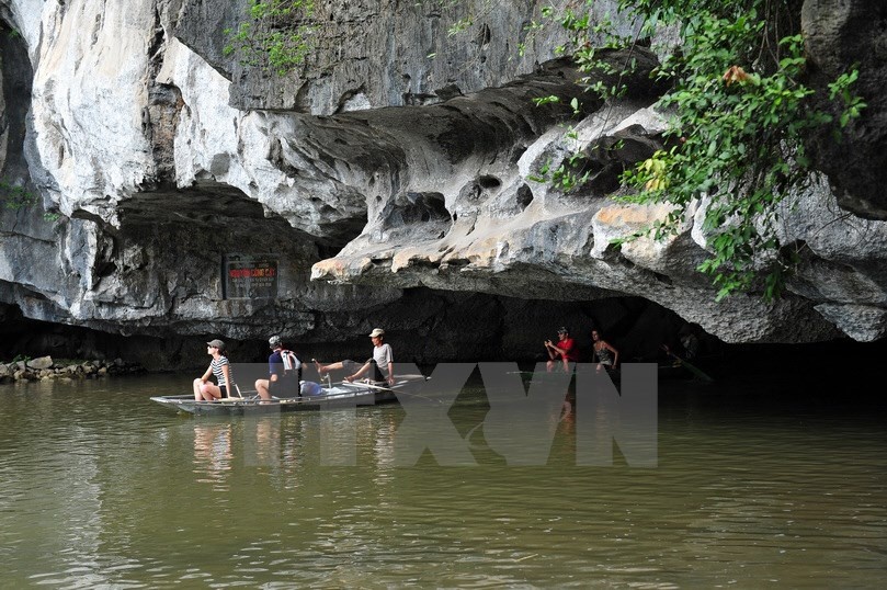 Du khách tham quan danh thắng Tràng An. (Ảnh: Minh Đức/TTXVN)