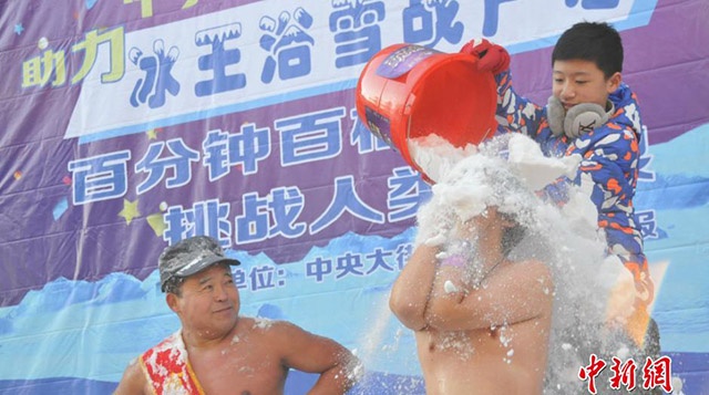 'Ong gia gan' coi tran hung 100 xo tuyet hinh anh