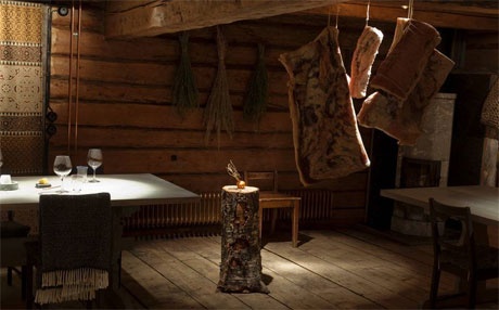 18. Nhà hàng hạng sang ở nơi biệt lập nhất thế giới phục vụ khách tại một kho thóc, với những món như bánh mì đỏ, tim nai sừng tấm và sữa của bò cái sau sinh.