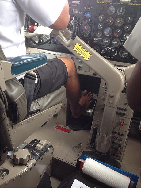 1. Các phi công ở Maldives không thèm đi giày.