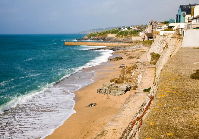 Porthleven nổi tiếng với những bát cãi vàng và là một địa điểm du lịch ưa thích của người dân Anh.