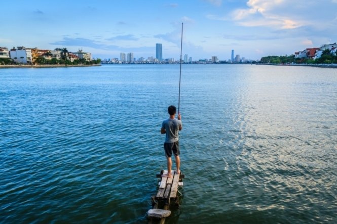 Thú vui câu cá Hồ Tây - Ảnh: Alamy/Guardian