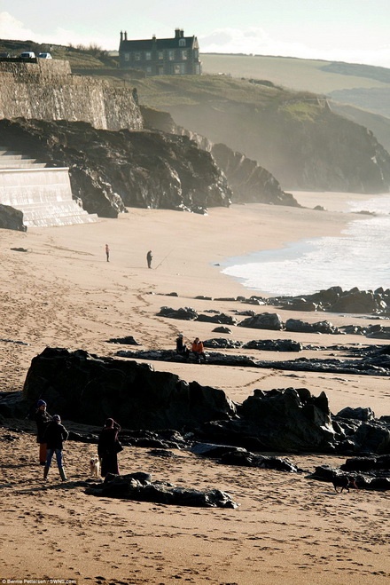 Những bãi biển nổi tiếng ở Newquay, Bude và Perranporth cũng là nạn nhân của các trận thủy triều lớn.