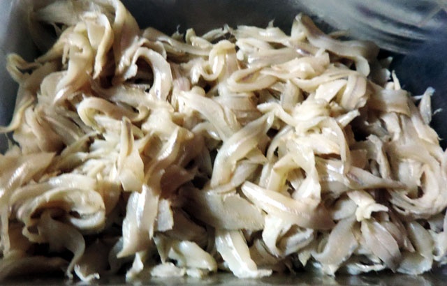 Cá cơm trỏng đã làm chín tái bằng chanh