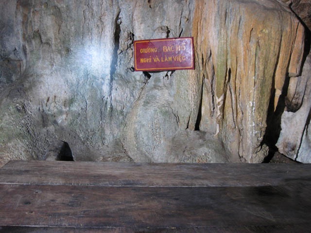 Nơi nghỉ ngơi và làm việc của Bác Hồ trong hang.