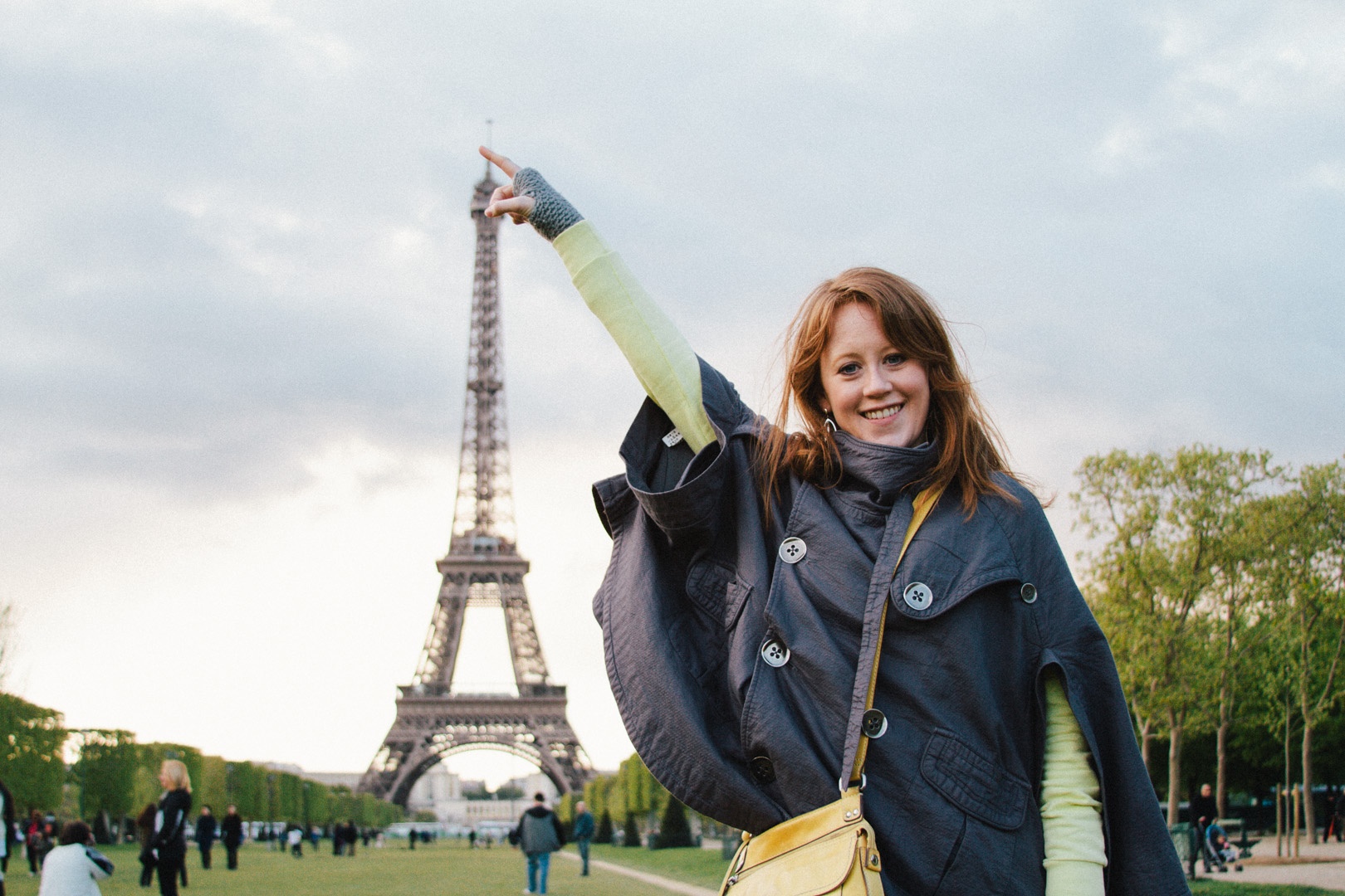 13. Đây là điểm tham quan trả tiền đông khách nhất thế giới: Mỗi năm có gần 7 triệu người tới thăm tháp Eiffel, trong đó 75% là người nước ngoài.