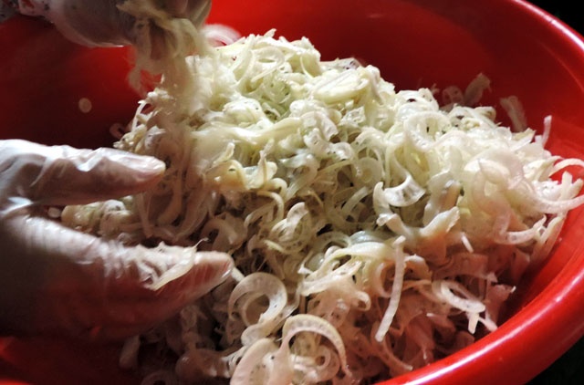 Sau khi sơ chế, trộn chuối và cá cho đều