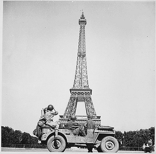9. Tháp Eiffel đã trải qua nhiều khó khăn, thử thách: Nó được dùng làm nơi chuyển phát tín hiệu vô tuyến trong Thế Chiến II. Trong Thế Chiến II, dây thang máy bị cắt để quân Đức không thể sử dụng tòa tháp (thang máy được sửa lại khi quân Đồng Minh tiến vào thành phố). Từng có một vụ hỏa hoạn xảy ra trên đỉnh tháp, hơn 250 triệu người từ khắp thế giới đã trèo lên tháp Eiffel.