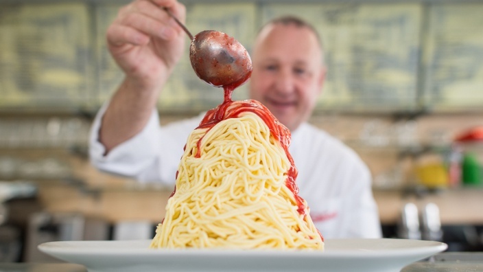 10. Kem Spaghetti-eis, Đức: Món này có hình dạng giống mì Ý nhưng thực ra lại là kem. Để tạo ra hình dạng độc đáo của món Spaghetti-eis, người làm đã cho kem vị va-ni qua máy tạo sợi khoai tây, sau đó rưới sốt dâu tây và sô-cô-la trắng nghiền nhỏ lên trên. Món tráng miệng ngon tuyệt này đã nổi tiếng ở Đức từ những năm 1960.