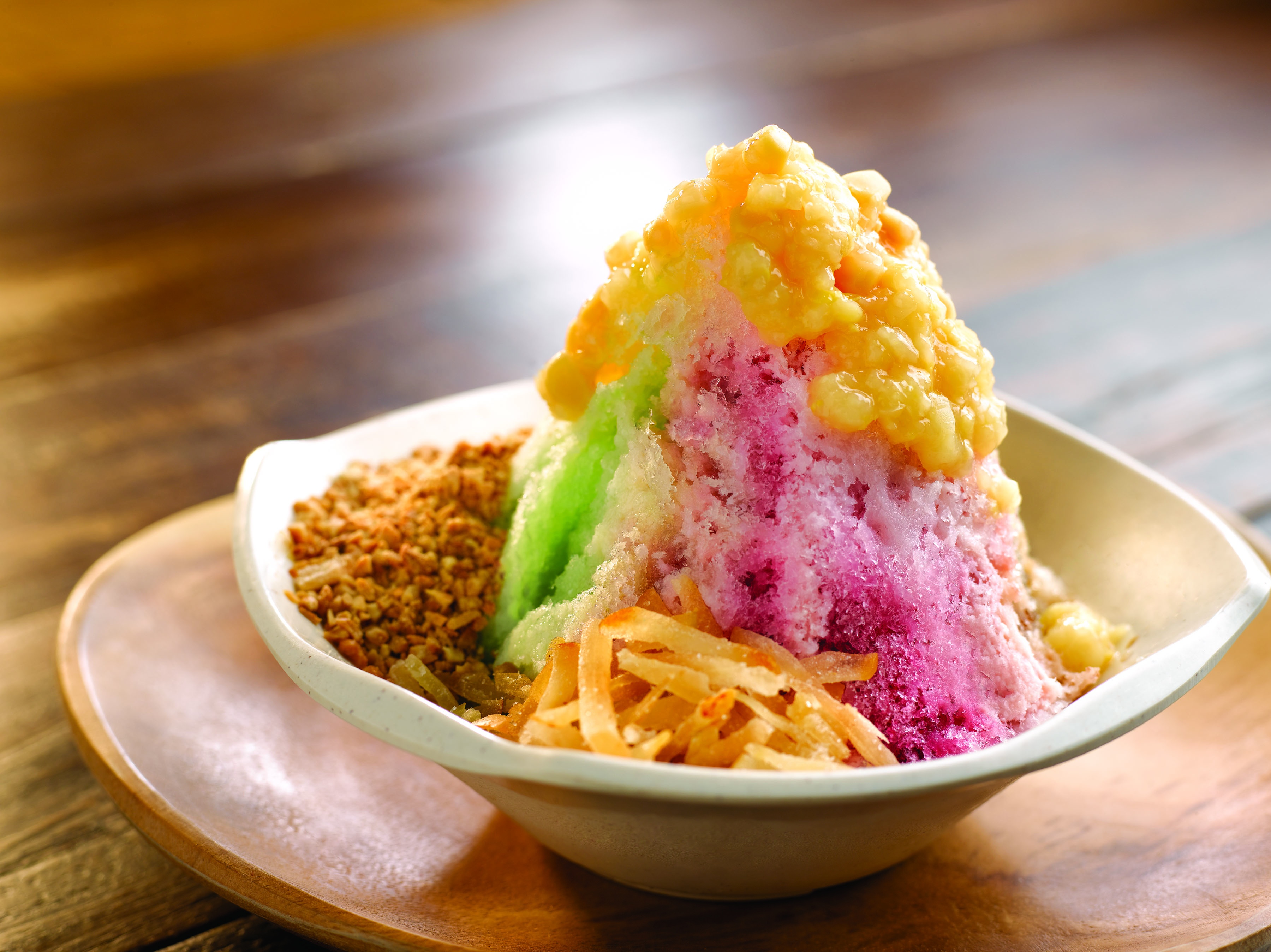 4. Kem Ais Kacang, Malaysia: Thuộc vùng Đông Nam Á,  Malaysia thường khá nóng, và để làm mát, người dân địa phương thích ăn một loại đá bào có tên Ais Kacang. Món này bao gồm đá bào, bên trên là những nguyên liệu rực rỡ sắc màu, như thạch, ngô ngọt, hạt cọ, hoa quả sấy, lô hội, sữa đặc và nhiều loại si-rô ngọt.