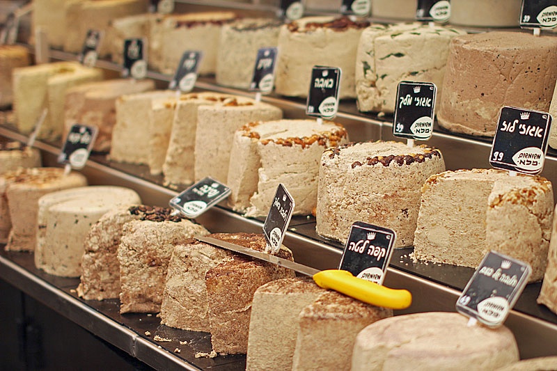 7. Kem Halva, Israel: Nếu tới Israel, đừng quên ăn thử kem Halva, loại đồ ngọt được làm từ vừng nghiền mịn cho thêm mật ong. Trong một buổi chiều mùa hè nóng bức ở Tel Aviv, bạn sẽ thấy nhiều người địa phương và khách du lịch ngồi thưởng thức món kem ngon tuyệt này.