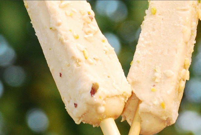 9. Kem Kulfi, Ấn Độ: Giống bánh trứng đông đá hơn là kem, món Kulfi của Ấn Độ được làm từ sữa đặc có đường trộn với những nguyên liệu phụ khác như nghệ tây, xoài, bạch đậu khấu và quả hồ trăn.