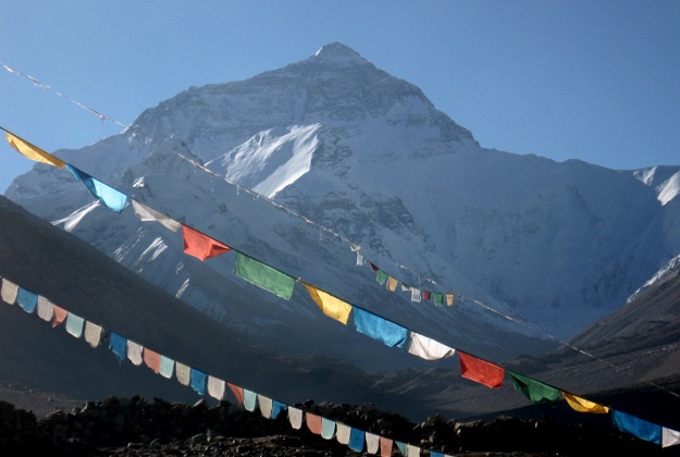 Những lá cờ phướn có màu sắc rực rỡ ở Tây Tạng. Ảnh: Tripadvisor