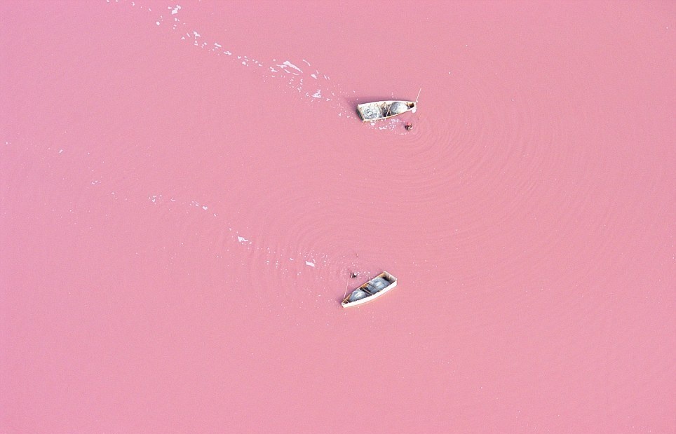 11. Hồ Retba, Senegal: Hồ Retba ở Senegal, Tây Phi có màu nước trông cực kỳ lạ, có những chỗ nước đỏ như máu, có những chỗ nước lại có màu hồng của kem dâu.