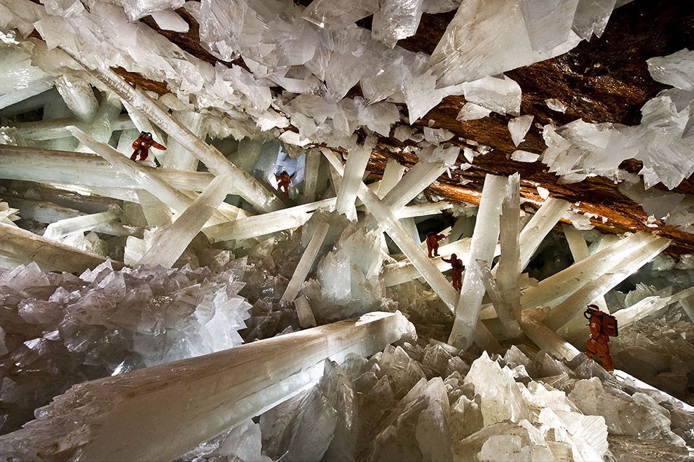 3. Hang Crystals, Naica, Chihuahua, Mexico: Khu vực chính của hang chứa đầy những khối tinh thể Selenite, trong đó khối lớn nhất dài tới 12 m, rộng 4 m và nặng 55 tấn. Trong hang rất nóng, nhiệt độ không khí thường xuyên lên tới 58 độ C với độ ẩm khoảng 90-99%, do đó phần lớn hang vẫn chưa được thám hiểm. Nếu không có đồ bảo hộ, con người chỉ có thể ở trong hang khoảng 10 phút.