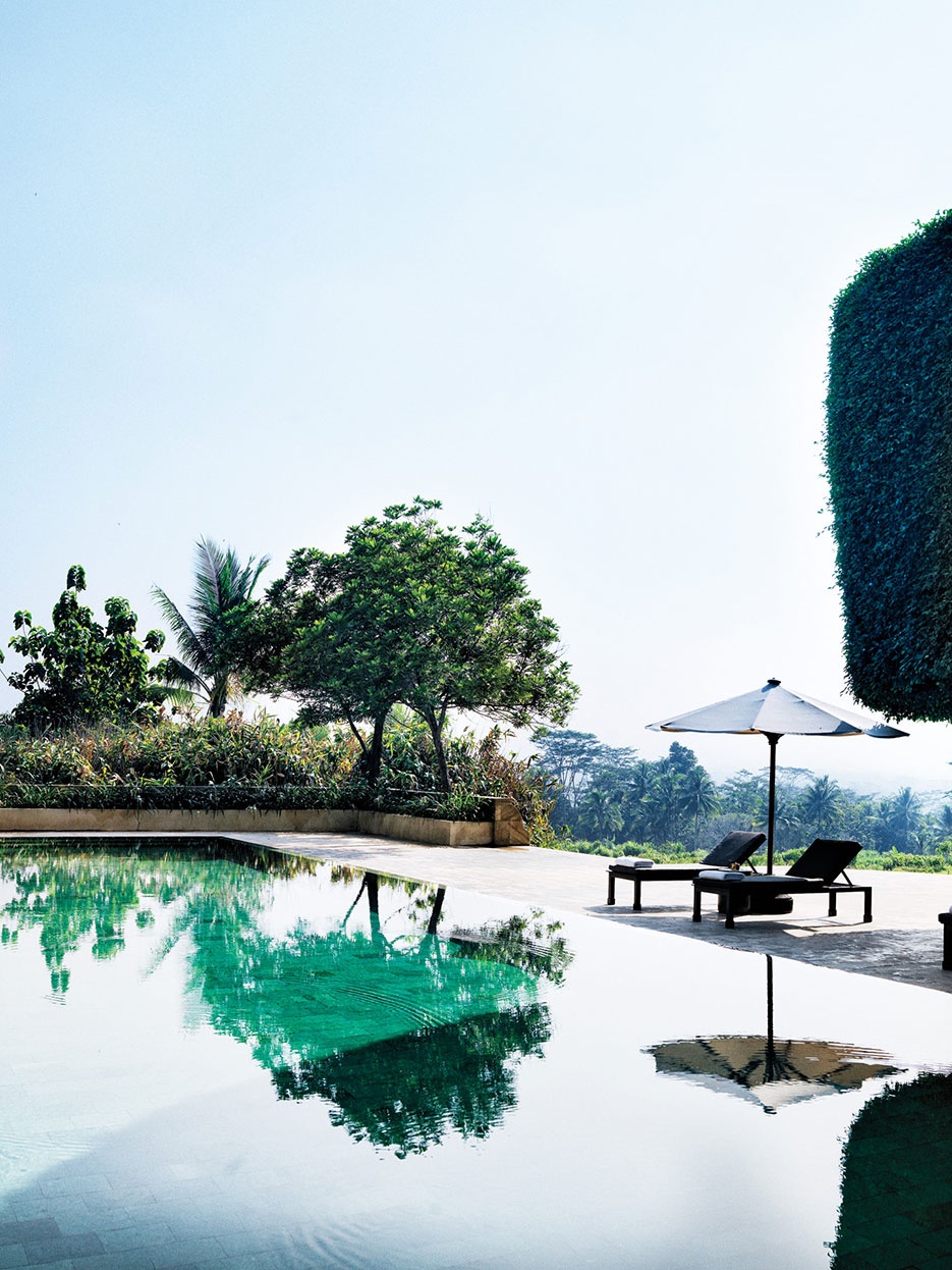 Điểm dừng cuối cùng bạn nên tới trước khi rời Java là ở vùng đồng quê. Khách sạn Amanjiwo chỉ cách trung tâm Yogyakarta một tiếng chạy xe và nằm gần đền Borobudur. Khách sạn này là một trong những nơi thể hiện sự hòa trộn giữa tương lai và quá khứ của Yogyakarta.