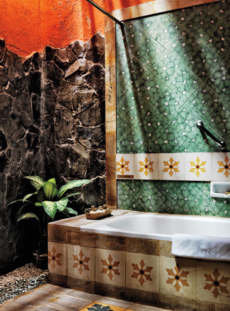 Một phòng tắm với thiết kế ấn tượng tại khách sạn Dusun Jogja Village.