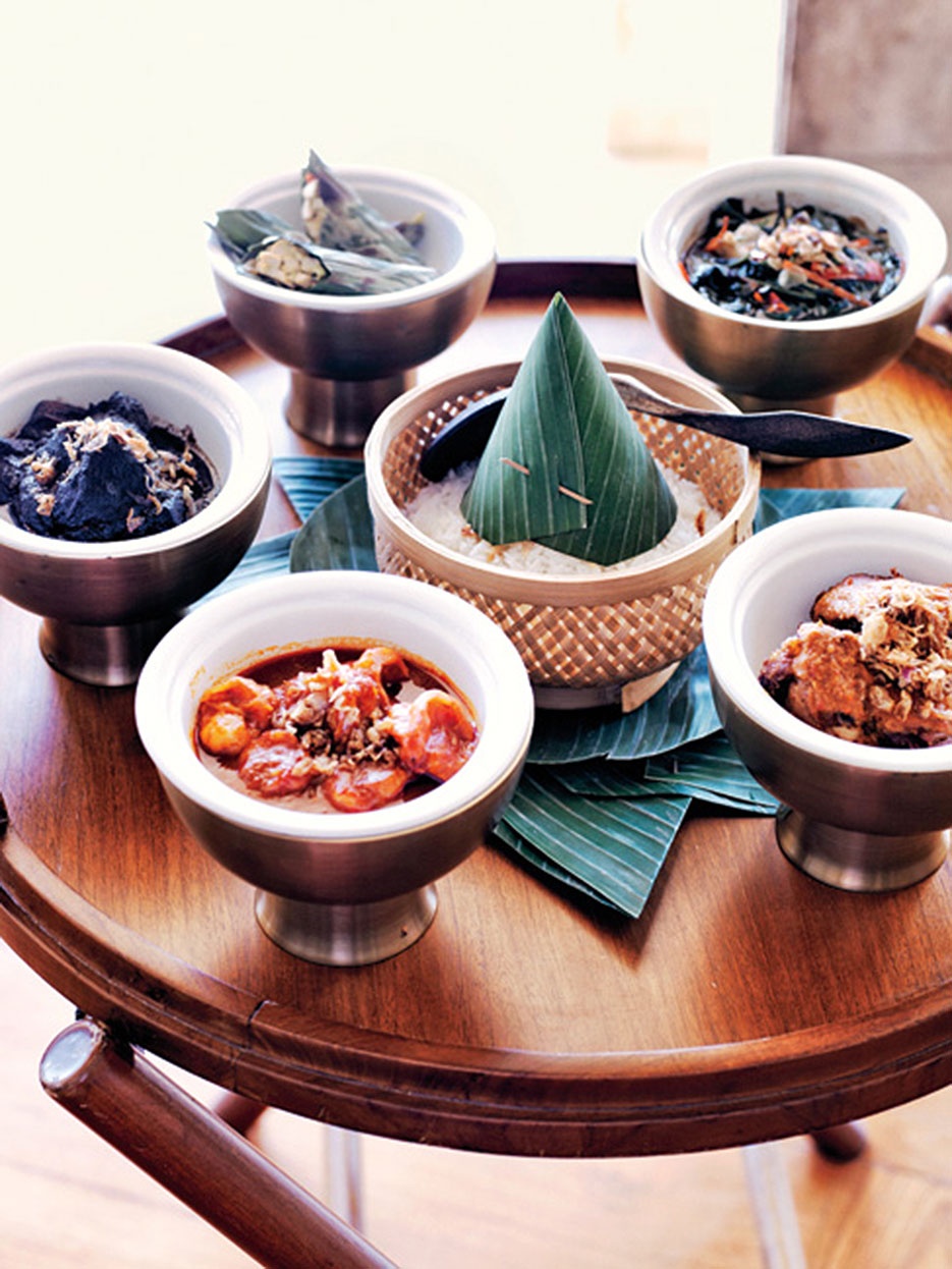 Một bữa ăn theo kiểu truyền thống tại khách sạn Amanjiwo.