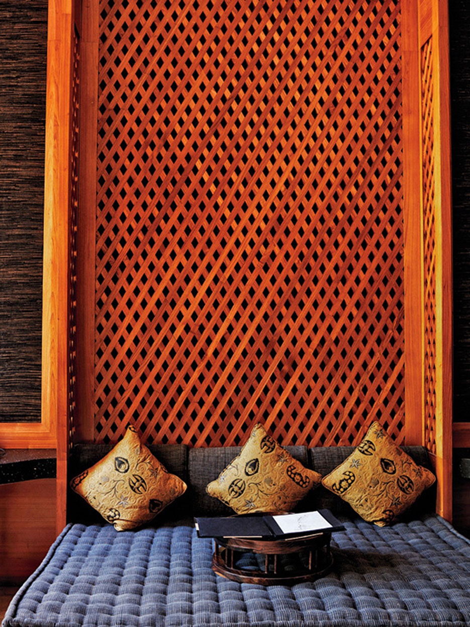 Bạn sẽ dễ dàng tìm thấy sự giao thoa giữa cổ điển và hiện đại, truyền thống và phá cách tại mọi góc cạnh của Yogya. Ví dụ như khách sạn Dusun Jogja Village với các căn phòng kiểu wabi-sabi và các nhà lều.