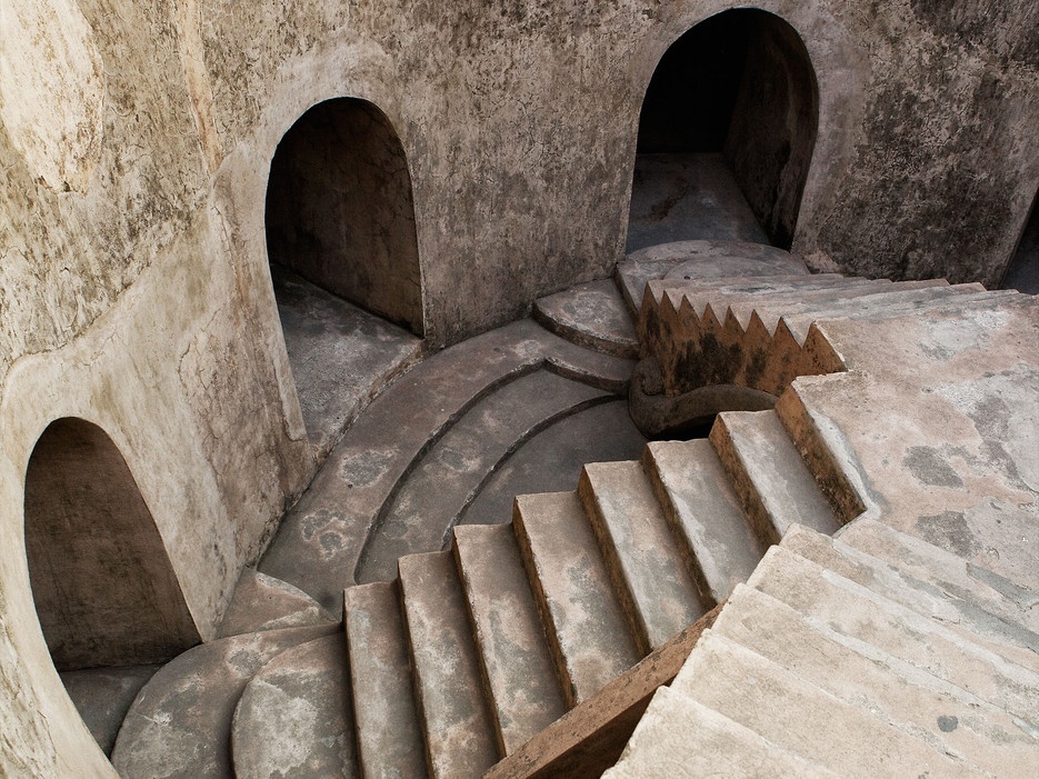 Ở Kota Gede, thị trấn cổ của Yogyakarta được xây dựng hơn 400 năm trước bởi vua Mataram giàu có, những con phố hẹp đến mức du khách chỉ có thể đi bộ hoặc di chuyển bằng xe tuk-tuk. Trong ảnh là nhà thờ Hồi giáo trong lăng hộ hoàng gia ở Kota Gede.