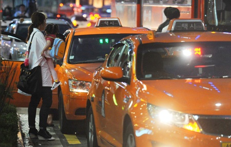Phat nang khach non trong taxi o Seoul hinh anh