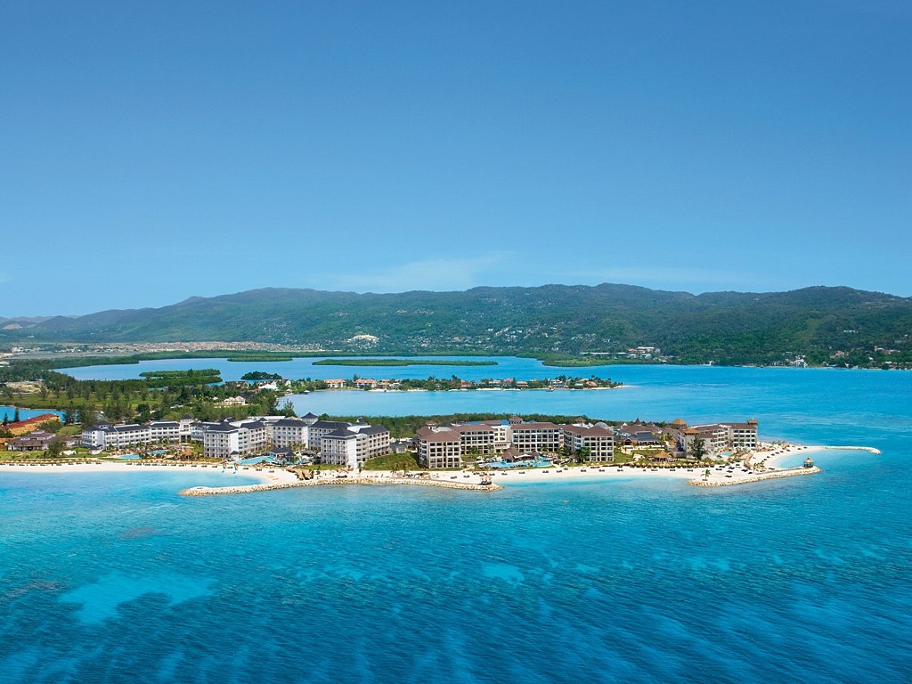 2. Secrets St. James, vịnh Montego, Jamaica: Khu nghỉ dưỡng sang trọng nằm trên bán đảo biệt lập này là một trong những lựa chọn chỉ dành riêng cho người lớn ở vịnh Montego. Secrets St. James có 7 nhà hàng, 7 quán bar, một khu spa rộng và những khu giải trí khác như rạp chiếu phim, trung tâm lặn biển, khu mua sắm, sòng bạc…