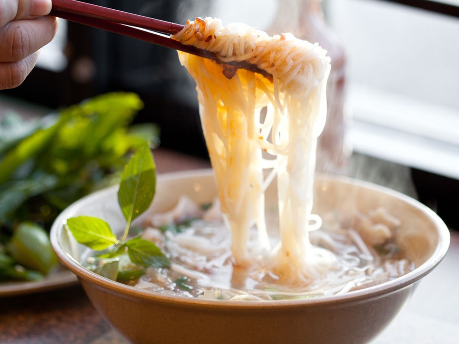 Họ thích thưởng thức ẩm thực như dân địa phương:  Họ thường dễ dàng và nhanh chóng tìm được những quán ăn rẻ và ngon, thường là những nơi họ thấy nhiều người địa phương ăn nhất. Ảnh: Phở Bình, Việt Nam 