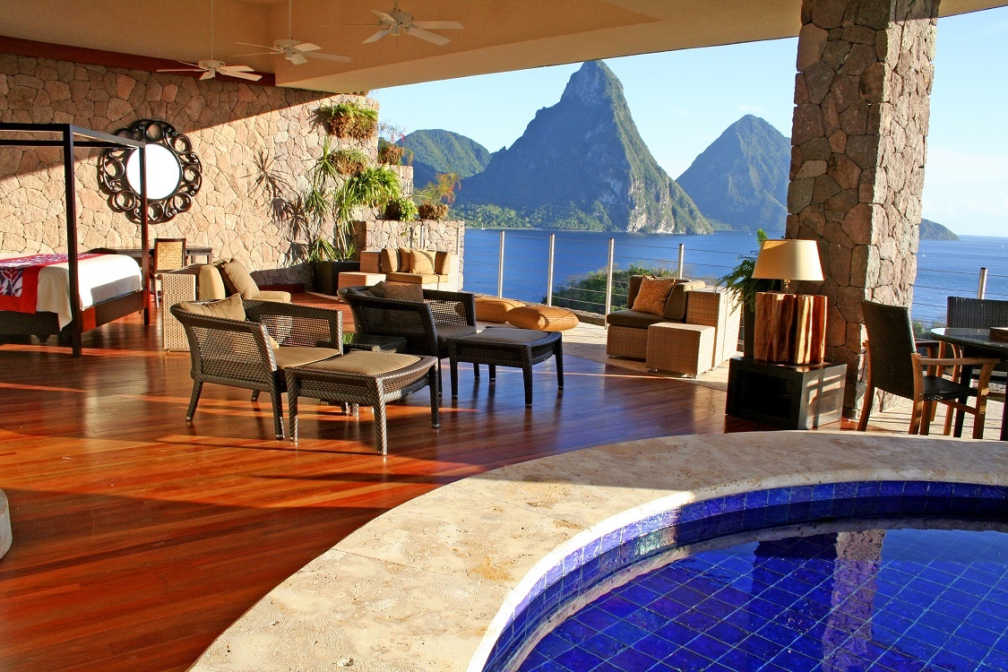 6. Jade Mountain Resort, St. Lucia: Lãng mạn, độc đáo và sang trọng, 29 căn phòng rộng lớn của khu nghỉ dưỡng Jade Mountain đều có ban công hướng biển với bể bơi vô cực riêng. Du khách phải mất khá nhiều thời gian để tới khu nghỉ dưỡng này, nhưng đồ ăn hảo hạng, dịch vụ tuyệt vời, sự yên tĩnh tuyệt đối (không tivi, đài hay trẻ con) và thiết kế tuyệt đẹp khiến Jade Mountain vẫn đông khách như thường.