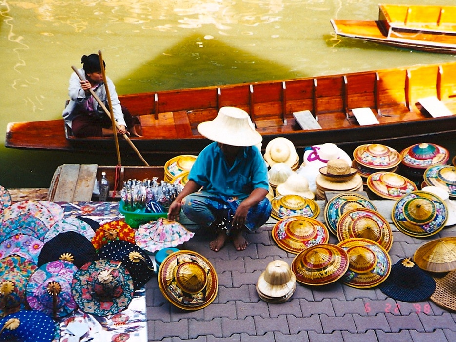 Nhưng họ lại thích những đồ lưu niệm dành riêng cho du khách: Mũ rơm, rối nước, sarong vải bông và váy lụa..., những món đồ giá mềm và dễ nhét vào hành lý là thứ các du khách ở độ tuổi 20 muốn đem về nhà cùng mình. Ảnh: Chợ nổi, Bangkok, Thái Lan 