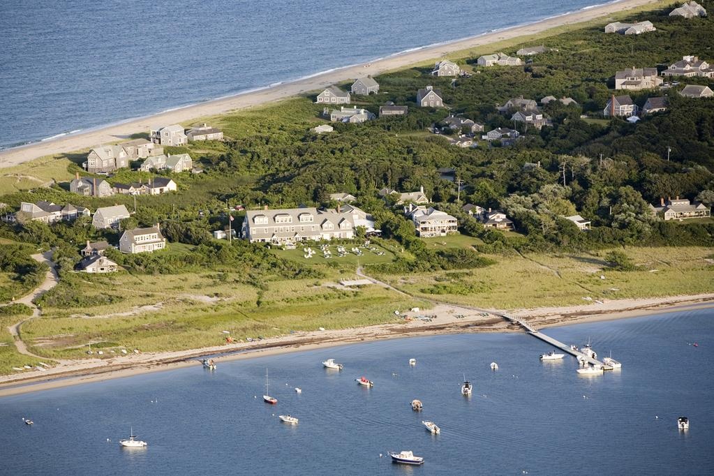 7. The Wauwinet, Nantucket: Khu nghỉ dưỡng tuyệt đẹp này nằm giữa vịnh biển tuyệt đẹp với một trong những nhà hàng được yêu thích nhất trên đảo. The Wauwinet đem lại cho du khách cảm giác hoàn toàn riêng tư, yên tĩnh và thư thái.