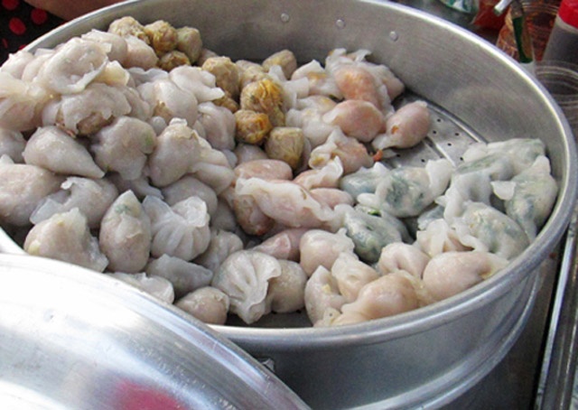 1. Há cảo xíu mại Vạn Kiếp: Mở cửa từ khoảng 4 giờ chiều, quán há cảo nhỏ nằm ngay góc đường Phan Xích Long - Vạn Kiếp (Q.Phú Nhuận) luôn có khách ra vào thường xuyên. Há cảo xíu mại ở đây khá đa dạng với khoảng 6 loại nhân khác nhau từ bắp, hẹ, xíu mại... đến nhân tôm thịt và há cảo chiên.  Không chỉ ngon, giá cả bình dân với khoảng 3.000/viên của quán cũng là một trong những điểm thu hút thực khách. Vì thế, nếu là lần đầu tiên ghé đến, bạn nên gọi một đĩa thập cẩm để thưởng thức hết thảy các hương vị và chọn ra hương vị yêu thích cho lần ghé đến sau.  Các loại há cảo hấp được đặt chung trong khay hấp lớn trông rất hấp dẫn. Cũng giống như hầu hết các tiệm há cảo khác, há cảo ở đây được dọn kèm rau răm, hành phi và nước tương pha giấm chua thanh.