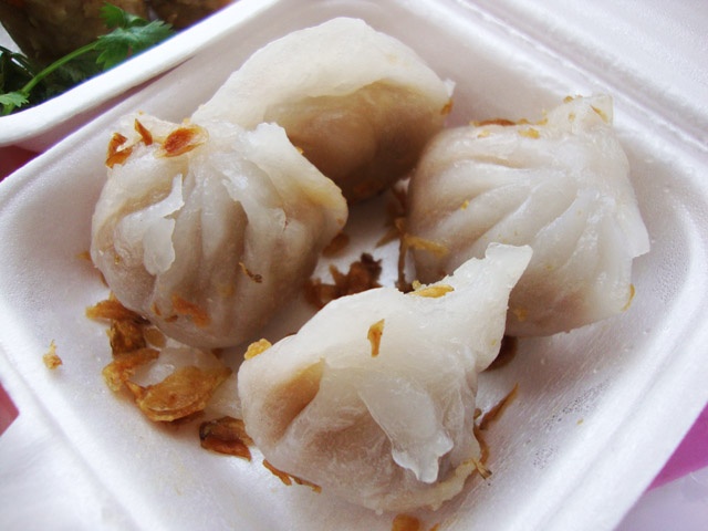 2. Há cảo Cô Giang - Đề Thám: Nhắc đến há cảo không thể bỏ qua quán há cảo góc ngã tư Cô Giang - Đề Thám, Q.1, bởi đây được xem là một trong những địa điểm nổi danh nhất của món này tại Sài Gòn.  Từ lúc mở cửa (khoảng 4 giờ chiều) đến tối, quán lúc nào cũng đông khách ghé. Ở đây có bán đủ thứ từ há cảo, xíu mại, bánh hẹ hay bánh bao nhân xá xíu, cadé, xôi lá sen... theo khẩu vị Quảng Đông.  Há cảo, xíu mại hay bánh hẹ được hấp trong những xửng lớn nghi ngút khói, nên trông rất hấp dẫn khi chấm với với hỗn hợp nước tương pha giấm đỏ.