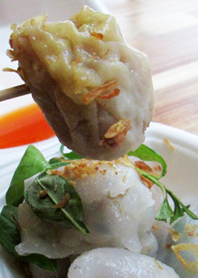 4. Há cảo  Vĩnh Viễn: Nếu muốn thưởng thức hương vị há cảo đậm chất Sài Gòn, bạn có thể ghé đến quán há cảo Ngọc Lan trên đường Vĩnh Viễn, Q.10. Viên há cảo ở đây khá to, nhìn rất bắt mắt và hấp dẫn. Lớp vỏ bánh được cán mỏng, thơm dai gói gọn cả lớp nhân thịt bên trong.  Ngoài há cảo, quán còn bán các món ăn vặt hấp dẫn khác như bánh hẹ, bánh xếp, cháo các loại, nui xào bò, nui xào trứng, súp... Nhưng ngon nhất nơi đây là há cảo và xíu mại. Quán mở từ trưa đến khoảng 10h tối.