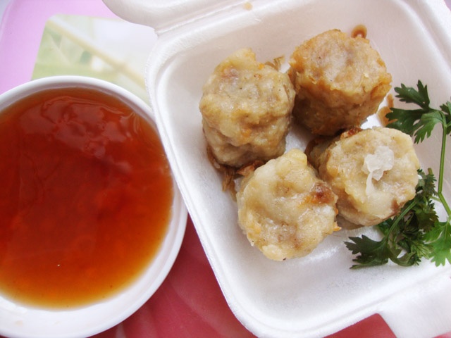 8. Há cảo Hà Ký: Há cảo Há Ký nằm ngay góc Cao Bá Nhạ - Trần Đình Xu được xem là một trong những quán dimsum bình dân khá chất ở Sài Gòn. Quán mở cửa 2 giấc từ 8h sáng - trưa và từ 4h chiều đến tối, với thực đơn phong phú gồm há cảo, bánh xếp, xíu mại khô, bánh cuốn, hoành thánh…  Món được yêu thích nơi đây là há cảo nhân tôm thịt đầy ắp chấm với tương ớt pha sa tế cay thơm. Một điều thú vị nữa là các món ngon ở đây đều được bán đồng giá 19.000/phần, rất dễ để bạn chọn lựa.