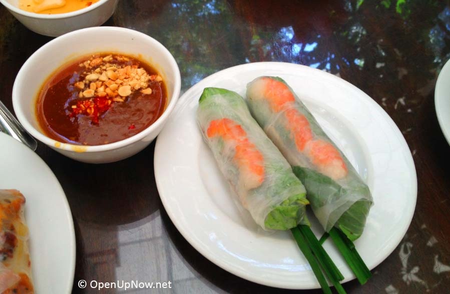 1. Gỏi cuốn: Với nhân tôm, thịt, rau thơm và bún cuộn trong một lớp bánh tráng mỏng chấm với nước sốt ngon tuyệt khiến gỏi cuốn trở thành món “ăn hoài không ngán”.