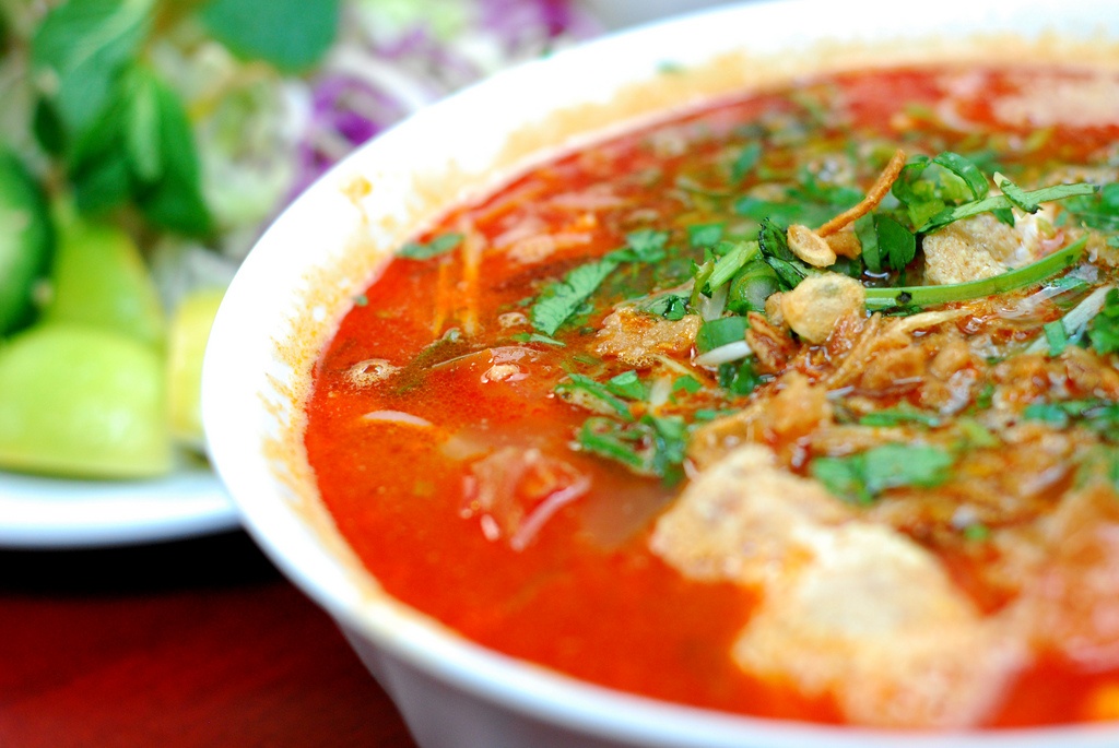 10. Bún riêu: Nước dùng của món bún này được nấu từ cua xay, cùng với màu cua và dấm. Như nhiều món bún khác của Việt Nam, bún riêu được ăn kèm với rất nhiều loại rau sống như hành tươi, rau mùi, giá và rau muống.