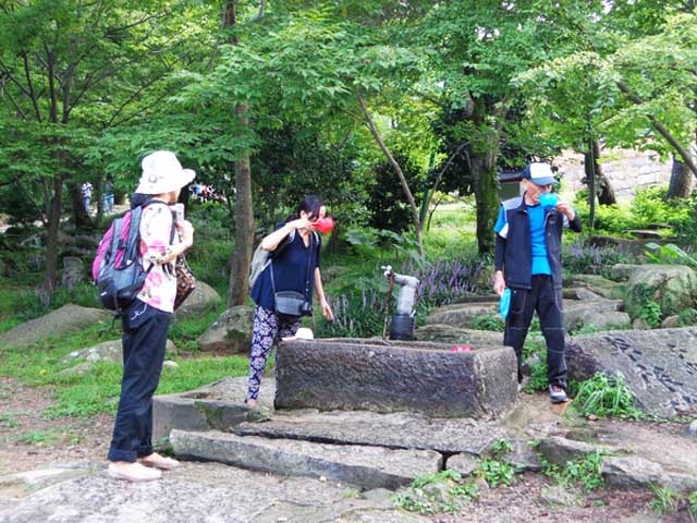 Sau khi lang thang khắp nơi, du khách thường đến bể nước hình chữ nhật bằng đá ong để thưởng thức dòng nước được các nhà sư dẫn về từ Giếng vàng trên núi. Nhấp ngụm nước mát lạnh, ngọt lừ, bao mệt mỏi sau cuộc hành trình tìm hiểu ngôi chùa cổ như chợt tan biến.