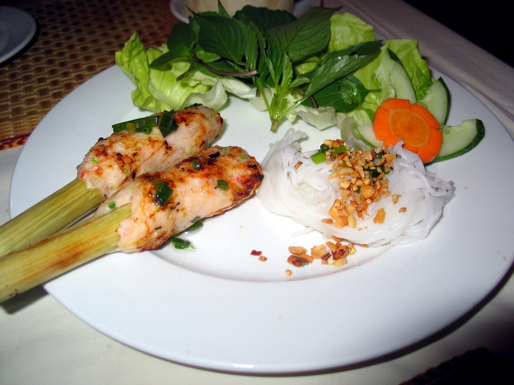 12. Chạo tôm: Đây là một món ăn truyền thống khác của Huế được làm từ tôm bọc mía nướng trên than hoa. Vị ngọt của mía đem lại cho phần thịt tôm một hương vị vô cùng đặc biệt. Chạo tôm thường được dùng như một món khai vị, hoặc ăn kèm bún, cà rốt, rau thơm và lạc giã nhỏ.