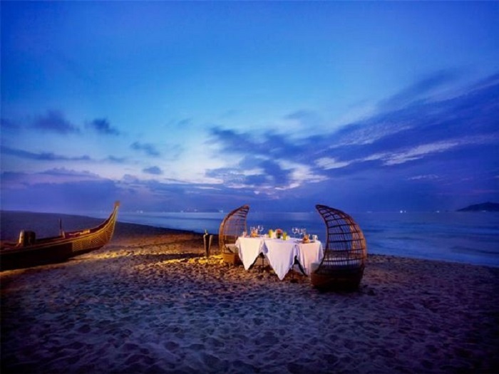 Bãi biển cũng là nơi thích hợp nhất để những cặp tình nhân nói lời yêu thương và có những bữa tối lãng mạn nhất.