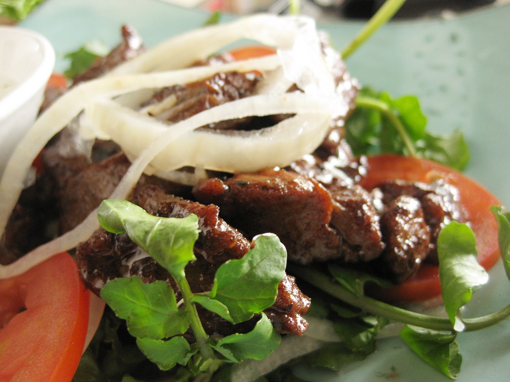 15. Bò lúc lắc: Đây là món ăn có khởi nguồn từ ẩm thực Pháp, xuất hiện từ những năm 1960. Tên của món ăn này bắt nguồn từ hình dạng của miếng thịt bò: “lúc lắc” nghĩa là miếng thịt bò to bằng cỡ một viên xúc xắc để có thể ăn bằng đũa dễ dàng hơn. Bò lúc lắc thường được ăn kèm với rau sống, hành tươi. Thịt bò thường được nhúng vào một loại nước chấm làm từ muối, tiêu và chanh.