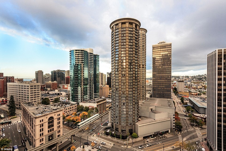 Khách sạn Escala, Seattle, Mỹ: Tuy không thể nghỉ trong căn phòng này qua đêm, bạn có thể đứng ngoài và ngắm nhìn căn hộ của Grey trong phim. Trong thế giới thực, căn hộ tầng thượng này được bán với giá 6 triệu đôla vào năm 2012 và đã trở thành tâm điểm của những người hâm mộ “50 sắc thái”. Hàng trăm phụ nữ đã gửi thư cho Christian Grey ở địa chỉ này. 