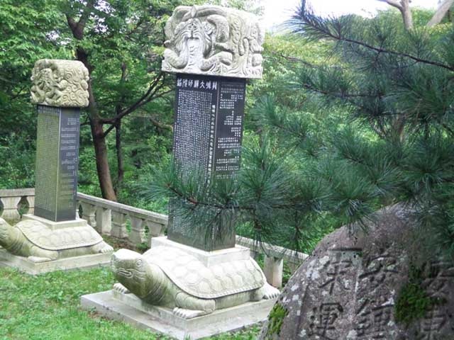 Chùa Beomeosa tọa lạc trên sườn núi Geumjeongsan, cách thành phố Busan khoảng 30 phút taxi. Sở dĩ có tên gọi núi Geumjeongsan (giếng vàng) bởi trên núi có một cái giếng nước không bao giờ cạn. Truyền thuyết kể rằng, ngày xưa, một con cá vàng từ trên trời rơi xuống sống trong giếng nên người ta gọi là “Giếng vàng”. Cũng vì lẽ đó mà chùa mang tên Beomeosa (Phạm Ngư Tự).