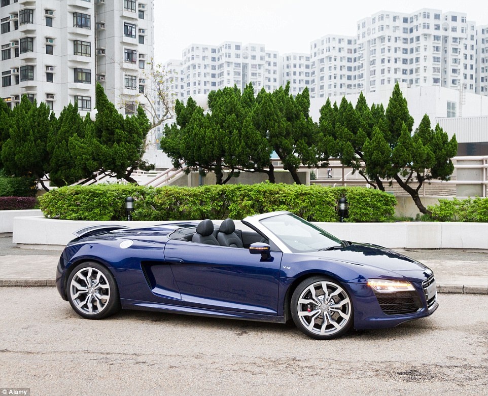 Họ còn được sử dụng chiếc xế sang Audi R8 Spyder trong một ngày.
