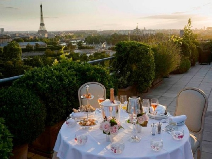 Vừa thưởng thức bữa trưa vừa nhìn đc toàn cảnh thành phố Paris và tháp Eiffel.