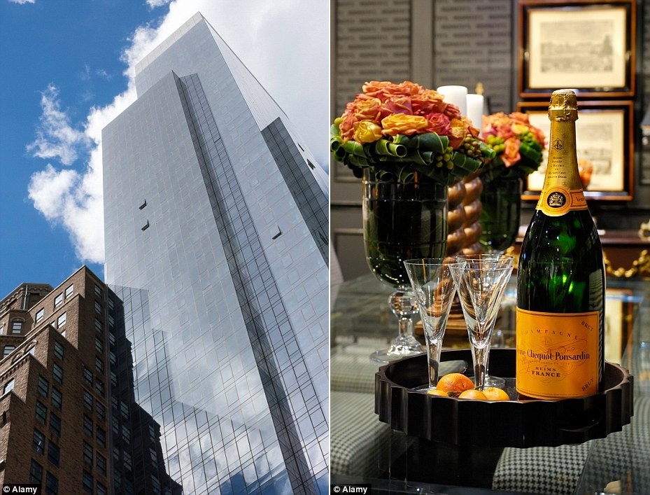 Trải nghiệm ăn theo “50 sắc thái” bắt đầu với việc thưởng thức một một chai Veuve Clicquot Brut, sau đó các cặp đôi sẽ tới tới cửa hàng chuyên bán đồ lót gợi cảm La Perla hoặc Agent Provocateur với phiếu mua hàng trị giá 200 đôla. 